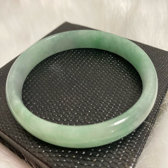 Brand New Jade Bangle - Picture 2 of 2